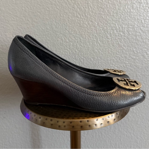 Tory Burch Navy Open Toe Wedges With Gold Emblem - Picture 6 of 13